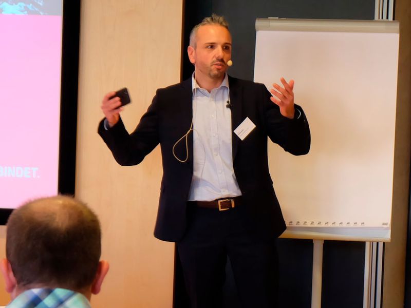 Einen generellen Technologieüberblick über Narrowband IoT und die Verfügbarkeit der neuen Funktechnologie vermittelte Ersoun Nesmedin, Telekom Deutschland. (Bild: Schreier)