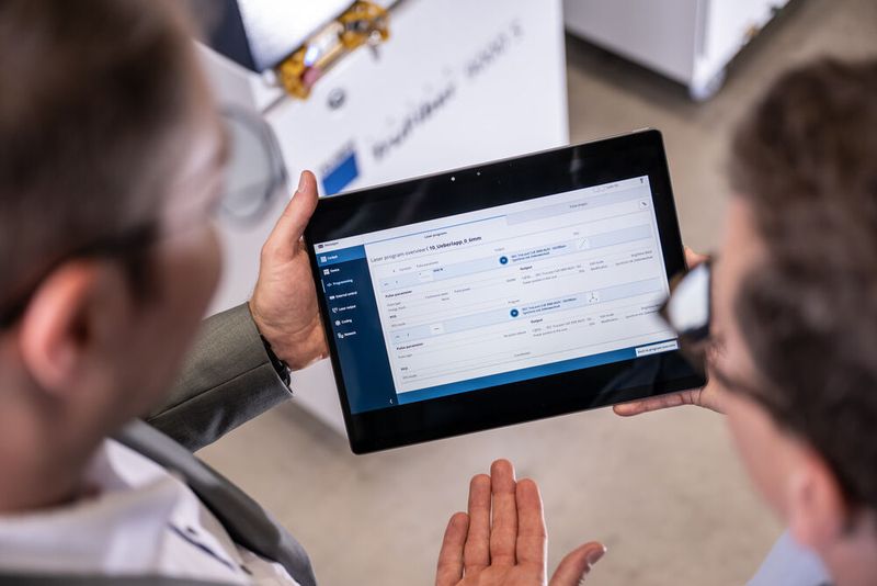 Damit die Bedienung der neuen Trumpf-Trufiber-Systeme für das Laserschweißen auch relativ intuitiv klappt, hat man sich an der Funktionsweise von Smartphones orientiert. (Bild: Trumpf)