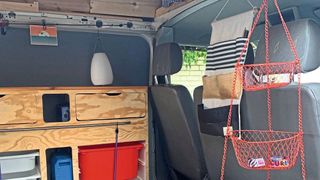 Einen Kastenwagen zum Camper in Eigenregie umbauen ist möglich. Allerdings sollten Kunden und Betriebe dabei wichtige Regeln beachten. (TÜV Nord)