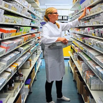 Ein Gutachten der Universität Freiburg im Auftrag des Umweltbundesamtes zeigt: Viele PFAS-haltige Arzneimittelwirkstoffe lassen sich durch PFAS-freie Alternativen ersetzen.  (Bild: Thomas Kunz / Universität Freiburg)