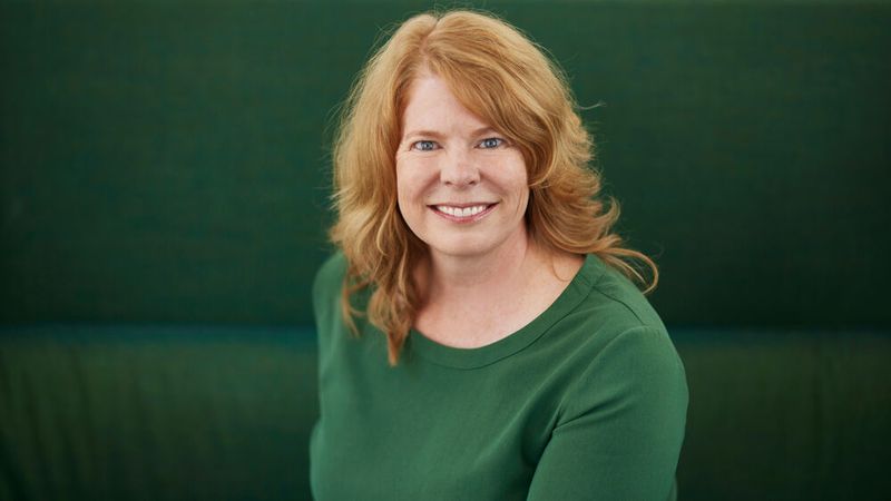 Kategorie Design and User Experience: Molly Williams und ihr Team haben die digitale Siemens-Landschaft sowie die User-Journeys und Bedürfnisse der Kunden des Unternehmens analysiert. Basierend darauf entwickelte sie ein Modell, das sich am Universum orientiert. Im Mittelpunkt steht der Kunde, während sich um ihn herum die Siemens-Angebote befinden. Das Modell soll interne Diskussionen bei Siemens anstoßen und den Mitarbeitern dabei helfen, sich in den Kunden hineinzuversetzen. (Bild: ©Enno Kapitza)