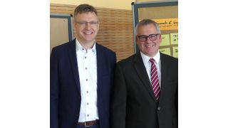 Stefan Hoy von Nissan (links) hat die Geschäftsführung der Gütegemeinschaft GAV an Peter Schieder von Mitsubishi übergeben. (Schmidt)