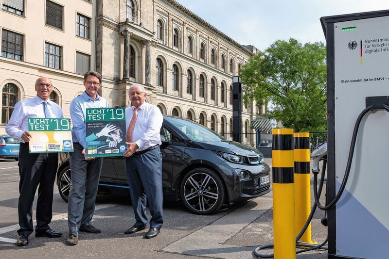 Neue Plakette für den Licht-Test 2019: (v. re.) ZDK-Präsident Jürgen Karpinski, Bundesverkehrsminister Andreas Scheuer und DVW-Präsident Kurt Bodewig. (Promotor)