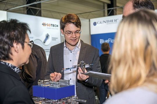 Die Besuchenden der Swiss Plastics Expo können sich auf Inspiration aus der Kunststoffindustrie entlang der gesamten Wertschöpfungskette, auf Fachwissen zu aktuellen Themen wie Künstliche Intelligenz und Nachhaltigkeit sowie auf zahlreiche Networking-Möglichkeiten freuen.(Bild:  Christoph Arnet)