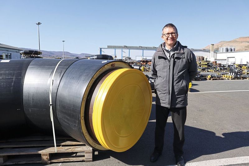 Fernwärme-Rohre bis zu einem Durchmesser von 1.000 Millimeter werden im Isoplus-Werk in Sondershausen gefertigt. (Bild: Müller Opladen)