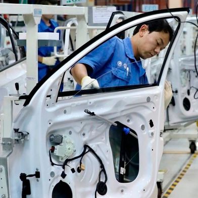 Die globale Automobilbranche wird gebeutelt. Das bekommen aber vor allem die deutschen Hersteller zu spüren, wie eine Analyse von EY jetzt zeigt. Zum Beispiel waren die Gewinne im dritten Quartal so niedrig wie seit 16 Jahren nicht mehr ... (Bild: Montageblick)