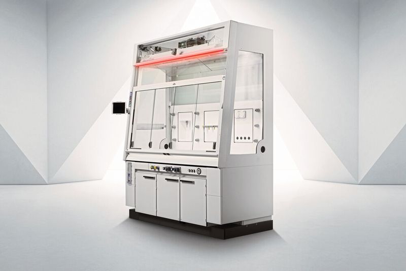 Abb.4: Bleiben die Seitenschieber nach der Arbeit am Abzug geöffnet, wird ein Alarmsignal ausgegeben (Warnton und rote Leuchtleiste). (Bild: Waldner)