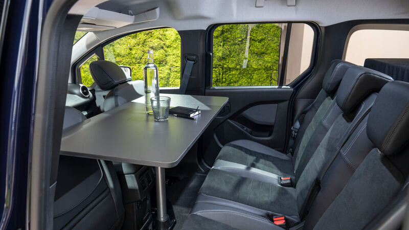 Ein Tisch kann hinter die Frontsitze platziert werden. (Bild: Mercedes-Benz)