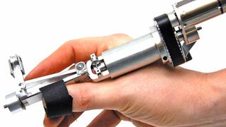 Das Nutzerinterface ist wie eine Pinzette aufgebaut, mit zwei Freiheitsgraden zum Greifen und Drehen. Es wird mit Daumen, Ziege- und Mittelfinger gesteuert. (Bild: Faulhaber/Klug)