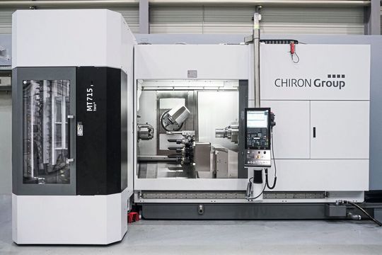 Blick in den erweiterten Arbeitsraum der «MT 715 two+» für das Fertigen von längeren Wellenteilen bis 1400 mm. Der Revolver der zweiten Einheit nimmt bis zu 12 Werkzeuge auf – für mehr Produktivität und Flexibilität im Prozess.(Bild:  Chiron Group)