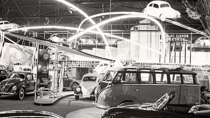 „Tempel des Volkswagens“ nannte die Presse den Messestand des Automobilherstellers anlässlich der ersten IAA nach dem Krieg.  (Bild: VWN)