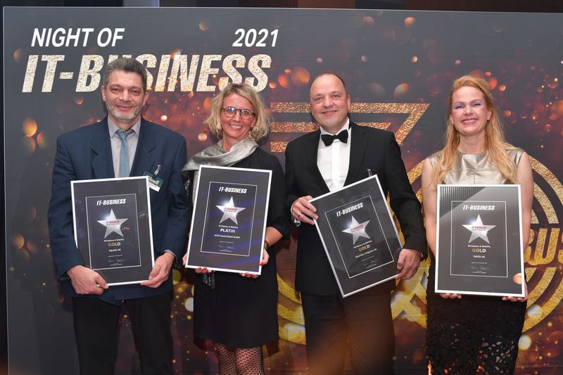 Kategorie Workplace & Mobility, (v. l.) Volker Rühlicke, Aquado (Gold), stv. Stephanie Steen für ALSO (Platin), Sven Buchheim, bluechip (Gold), stv. Hannah Lamotte für TAROX (Gold). (Hannes Magerstaedt)