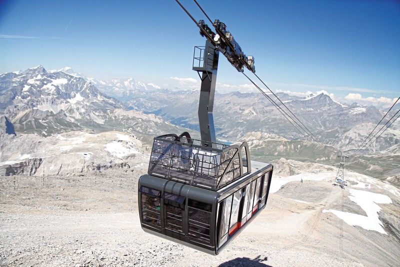Jede der beiden Seilbahnkabinen fasst 100 Personen. Während der Sommermonate können
auf der offenen Aussichtsplattform auf dem Dach bis zu 20 Personen das Bergpanorama
genießen. (Nord Drivesystems)