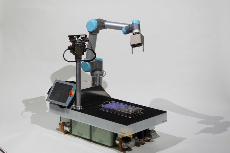 Der rob@work 3, entwickelt vom Fraunhofer-Institut für Produktionstechnik und Automatisierung IPA, integriert Komponenten für alle Teilbereiche der Servicerobotik in eine Plattform. So ermöglichen es 3D­Kamera, Stereokamerasysteme sowie zwei Laserscanner dem Roboter, seine Umgebung wahrzunehmen. Hier im Bild die Variante mit einem Leichtbauroboter von Universal Robots. (Bild: Fraunhofer-IPA)