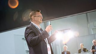 Die simulationsgestützte Entwicklung rückte Thomas Behr von Daimler in den Mittelpunkt seines Vortrags auf dem Leichtbau-Gipfel. (Stefan Bausewein)