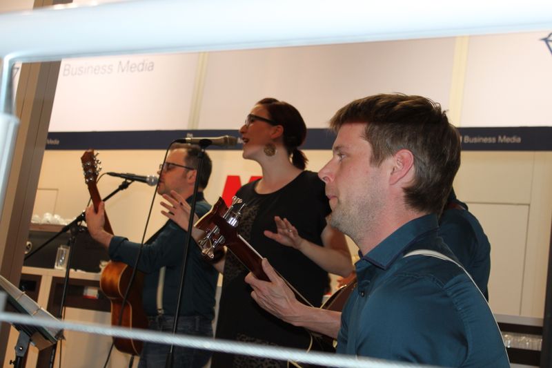 Am Dienstagabend wurde bei der Vogel Business Media am Messe-Stand in Halle 9 traditionell auf eine erfolgreiche Hannover Messe 2014 angestoßen. Gute Gespräche und Live-Musik von der Band „Famos“ sorgten bei den zahlreichen Standpartygästen für eine ausgelassene Stimmung. (Siegl/Vogel Business Media)