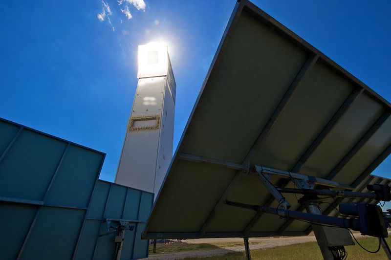 Solarthermische Kraftwerke spielen eine wichtige Rolle beim Wüstenstromprojekt Desertec.  (Bild: DLR)