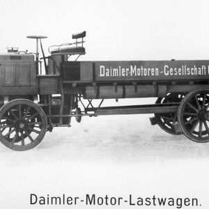 Vom luftgefederten Fahrersessel konnten die ersten Trucker nur träumen: Wie auf einem Kutschbock nehmen sie auf den ersten Lkw unter freiem Himmel Platz, hier ein Daimler von 1897.(Bild:  Daimler)