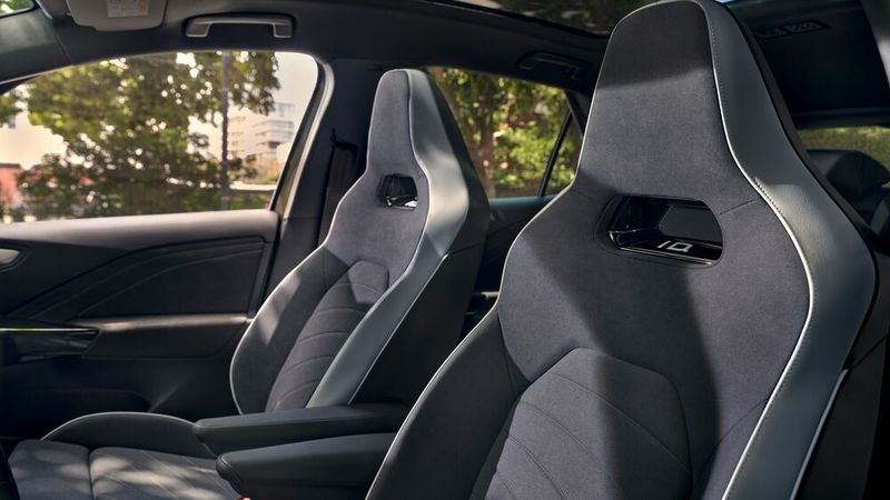Für die Sitzbezüge verwendet VW nachhaltigeres Microfasermaterial.  (Bild: Volkswagen )