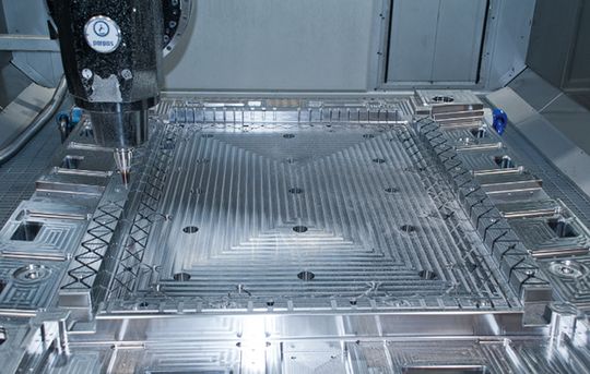 Die 5-achsige Portalfräsmaschine Parpas Gantry XS mit der gespannten Formplatte und dem einge- wechselten 4-mm-Torusfräser ETMP-4040-40-10. Zusammen mit den freigeschliffenen 5 mm wurde die notwendige Auskraglänge von über 14 x D erreicht. Zu sehen ist die zweilagige Rippenstruktur, die in nur 353 Stunden komplett gefräst wurde.(Bild:  Siebenwurst)