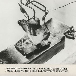 Die Abbildung zeigt den ersten patentierten Transistor, der von Wissenschaftlern der Bell Labs vor 60 Jahren entwickelt worden ist.