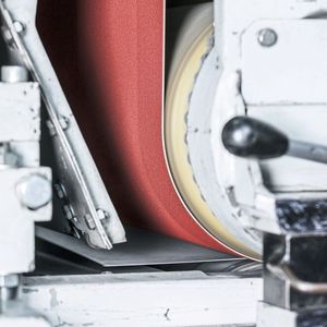 VSM stellt zur Euroblech außerdem das System VSM Compactgrain vor. Speziell für den Flachschliff ausgelegt, soll des beim Zwischen- und Feinschliff hervorragende Schliffbilder bei konstantem Abtrag und langer Standzeit liefern.