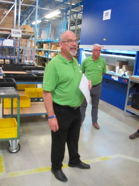 Den ganzen Tag über wird in Gruppen fachkundig durch das Werk geführt. (Bild: Vogel IT-Medien)