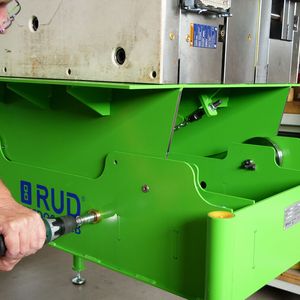 Mit speziellem Steckaufsatz und Akkuschrauber werden mit dem neuen RUD Tecdos TMB Werkzeuge oder Formen um bis zu 90 Grad sicher gewendet.