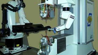 Bild 1: Die Fertigungszelle besteht aus der Schweißpresse, dem Roboter für das Bauteilhandling und dem Miniroboter für die Zuführung kleiner Anbauteile. (Archiv: Vogel Business Media)
