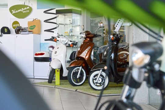 Wer ein E-Auto kauft, kauft vielleicht auch einen E-Roller zur Ergänzung seiner Mobilität: Die Brass-Gruppe hat das Zusatzgeschäft in Darmstadt mit einem eigenen Schauraum und eigener Werkstatt professionalisiert.(Bild:  Achter)