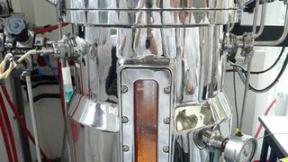 Die Wissenschaftler der TU Dresden wollen einen konventioneller Bioreaktor im Pilotmaßstab mit einem Fassungsvermögen von 70 Litern so modifizieren, dass die Wasserstoff-produzierenden Mikroorganismen im Inneren mit Licht kultiviert werden können. (Bild: TU Dresden)