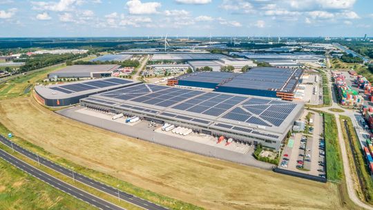 Auf seinem Logistikzentrum Tilburg I in den Niederlanden hat Segro über 12.000 Solarmodule installieren lassen, die auch Strom für die Region erzeugen.(Bild:  Segro)