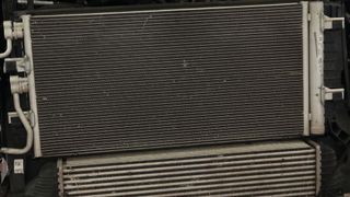 Früher war die Kondensatorerneuerung nur nach Unfall- oder heftigen Steinschlagschäden erforderlich. Moderne Kondensatoren hingegen korrodieren schnell. (Bild: Diehl/»kfz-betrieb«)