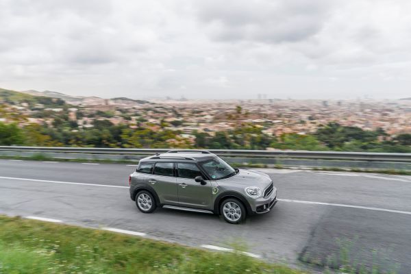 Der MINI Cooper S E Countryman ALL4 ist der erste Mini, bei dem ein Plug-in-Hybrid-Antrieb die Möglichkeit zu rein elektrischer und damit lokal emissionsfreier Mobilität eröffnet. (Mini)