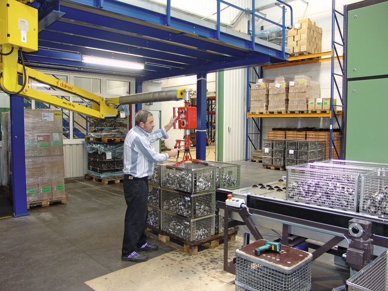 Arbeitserleichterung: Mit Hilfe eines Manipulatorarms kann der Werker die Waschkörbe ohne jegliche Gewichtsbelastung auf das Rollenförderband der Reinigungsanlage V3 absetzen. (Archiv: Vogel Business Media)