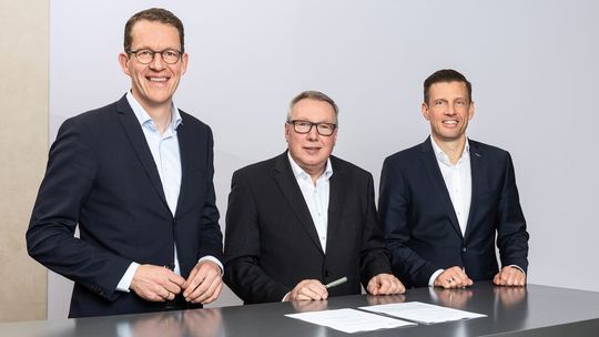Tue Gutes und berichte (v.l.): Dachser-CEO Burkhard Eling, Vorsitzender der Tafeln Deutschland Andreas Steppuhn und Dachser-COO Road Logistics Alexander Tonn bei der Vertragsunterzeichnung.(Bild:  Dachser)