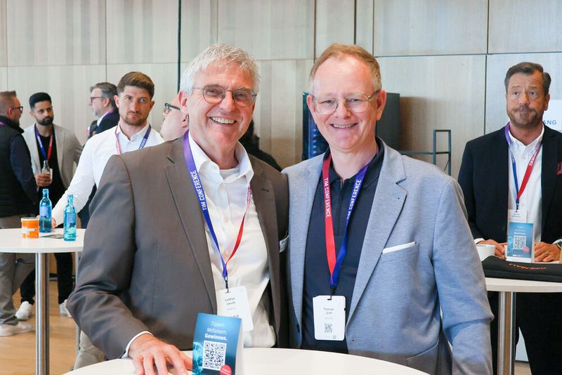 Lothar Leuck (l., Sophos) mit Thomas Graf (Bechtle) (Bild: TIM AG)