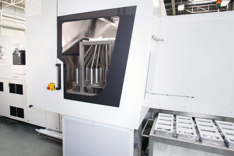 Während der fünf Messetage werden auf einer Spritzgießmaschine der Reihe Engel E-Vicotry 170/80 Nadelhalter für 1-ml-Sicherheitsspritzen in einem 16-fach-Werkzeug gefertigt.  (Engel)