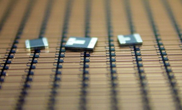 Enpirions Induktivitäten lassen sich direkt auf dem Wafer aufbringen; sie haben einen FCA-Core von 4 µm (ein FCA-Core ist 100 Mal dünner als eine diskret gefertigte Induktivität). (Bild: enpirion)