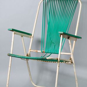 Wer in den 50er- bis 70er-Jahren aufgewachsen ist, kam an dieser Art Gartenstuhldesign nicht vorbei. Ein Rahmen aus Blechrohren und -profilen mit einer Sitzgelegenheit, die aus extrudierten Kunststoffschläuchen in damals allen möglichen Farben gefertigt wurde. PVC hieß damals das Zauberwort.(Bild:  KMV)