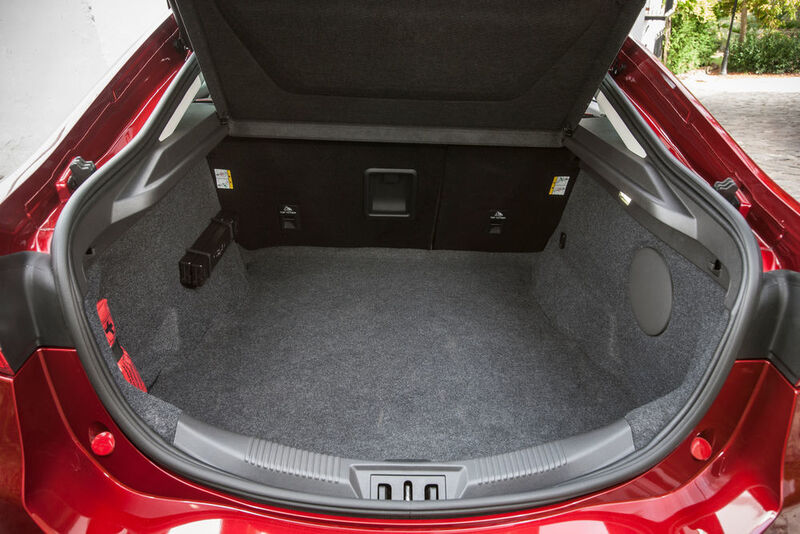 Der geräumige Kofferraum bietet reichlich Platz für Einkäufe oder Gepäck. (Ford)