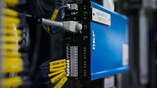 Erfahren Sie hier, wie die Experten bei SKF beim Papierhersteller UPM die Zustandsüberwachung der Anlagen per KI und anderen Möglichkeiten auf den neuesten Stand gebracht haben ... (Bild: SKF)