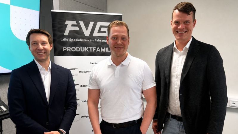 Freuen sich über die künftige Zusammenarbeit (v. l. n. r.): Gabriel Wenzke, Projektmanager (PSI), Tom Desens, Projektmanager (FVG) und Philipp Meyer, Consultant (PSI).(Bild:  PSI Software SE)