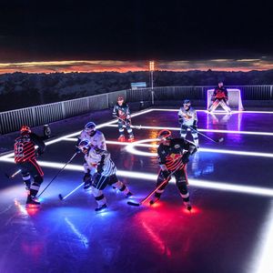 Der EHC Red Bull München trägt textile Beleuchtung beim Show-Spiel auf der Zugspitze, anlässlich des 110-jährigen Firmenjubiläums von Osram. Die Smart Sport Wear von Osram lässt sich per App ansteuern.