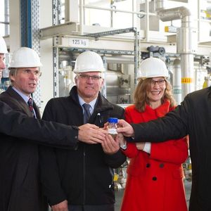 Professor Jörg Sauer (KIT), Professor Holger Hanselka (KIT), Peter Bleser (BMEL), Dr. Simone Schwanitz (MWK) und Dr. Ulrich Berger, Air Liquide Global, von l.n.r.