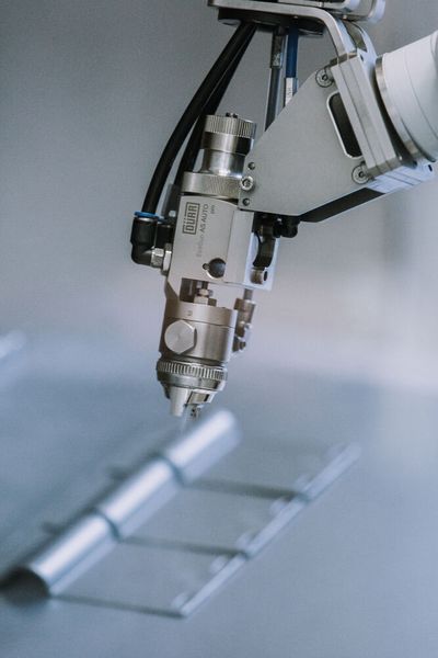 Auf dem Roboter lässt sich verschiedene Applikationstechnik installieren, zum Beispiel die automatische Spritzpistole Eco-Gun AS Auto.  (Bild: Dürr)