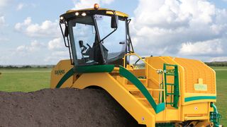 In der jüngsten Generation seiner Dreieckmietenumsetzer setzt Backhus bei der Drehzahlüberwachung auf induktive Ganzmetallsensoren von Contrinex. (Bild: Backhus)