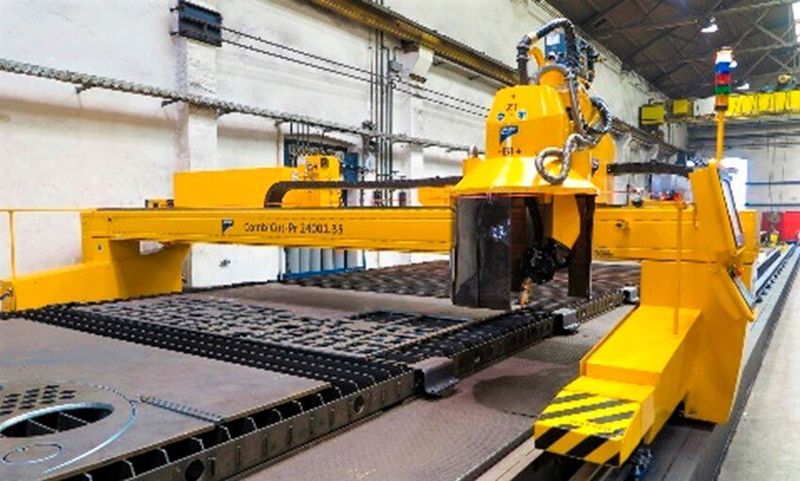 Das ist die zweite Anlage bei Bosch-Industriekessel, eine Combicut von Microstep. Sie bearbeitet Bleche mit einem Plasmarotator und bietet eine Arbeitsfläche von 24.000 Millimeter × 3.500 Millimeter. Fasenschnitte bis 50 ° werden damit machbar. (Microstep Europa)