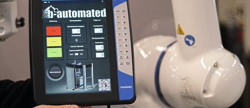 Die Bedieneroberfläche der Anlage auf dem Smart Pendant des Yaskawa  Roboters.(Bild:  b-automated Luciano Baumgart)