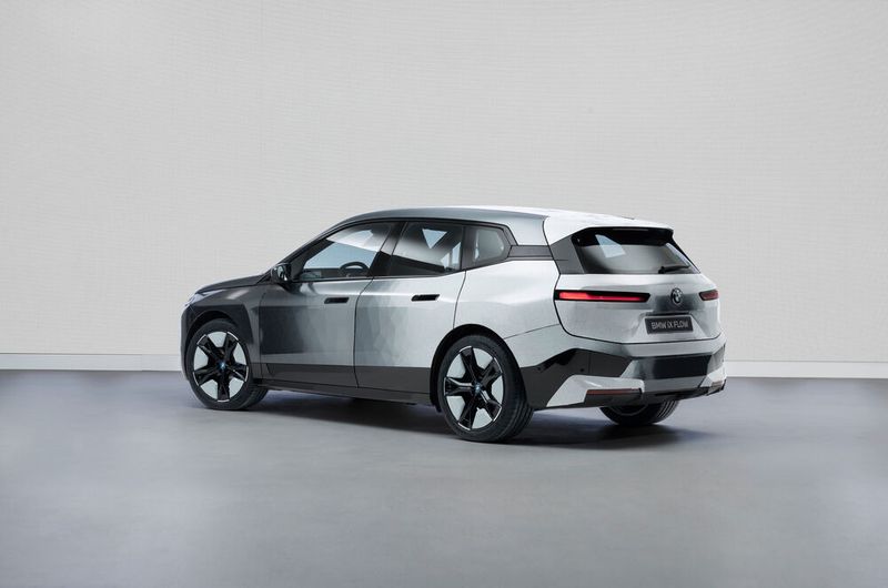 Der BMW iX Flow featuring E Ink kann auf Wunsch des Fahrers seine Farbe anpassen. (Tom Kirkpatrick; BMW Group)